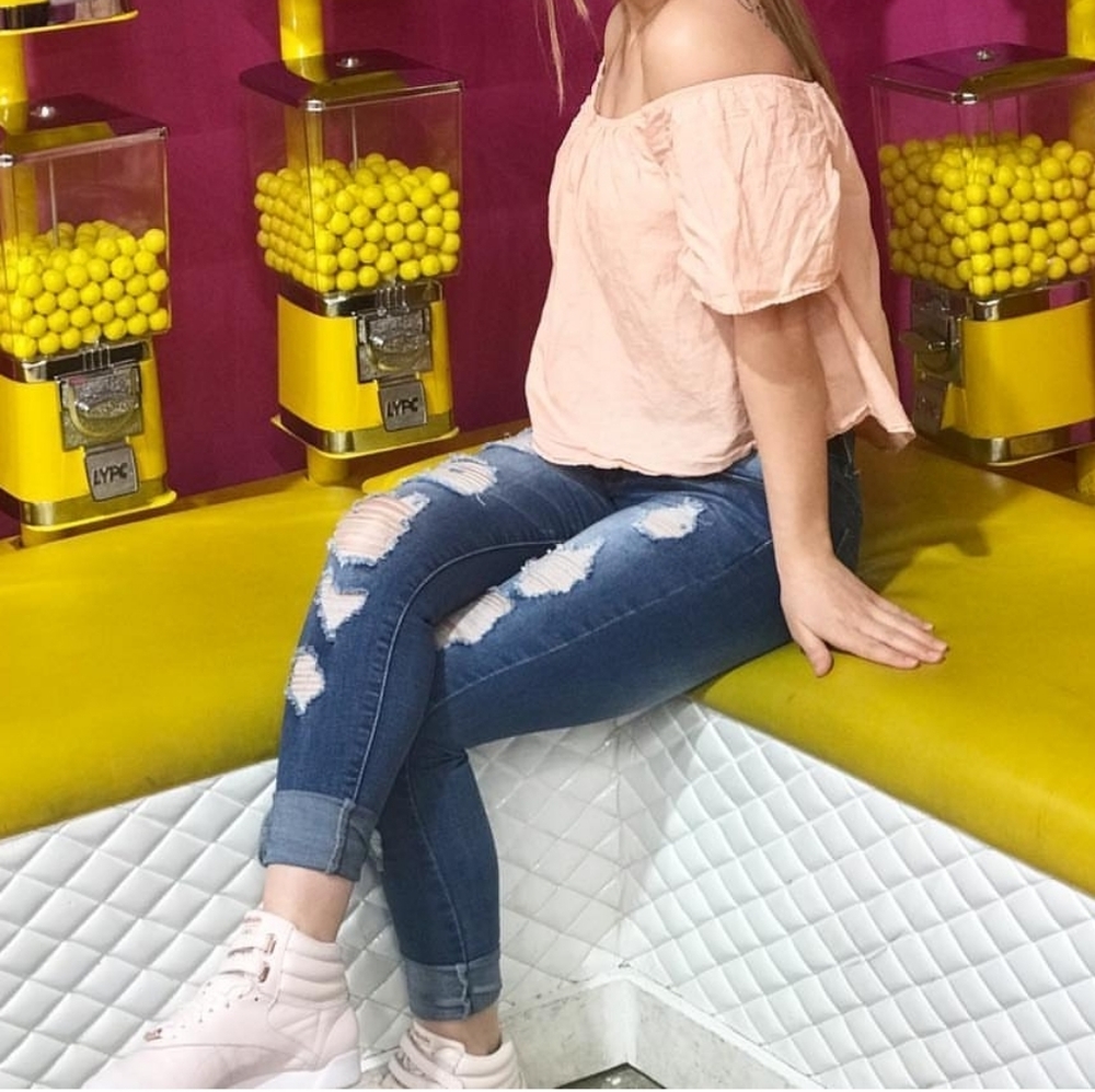 Mid-Rise Disressed Skinny jeans